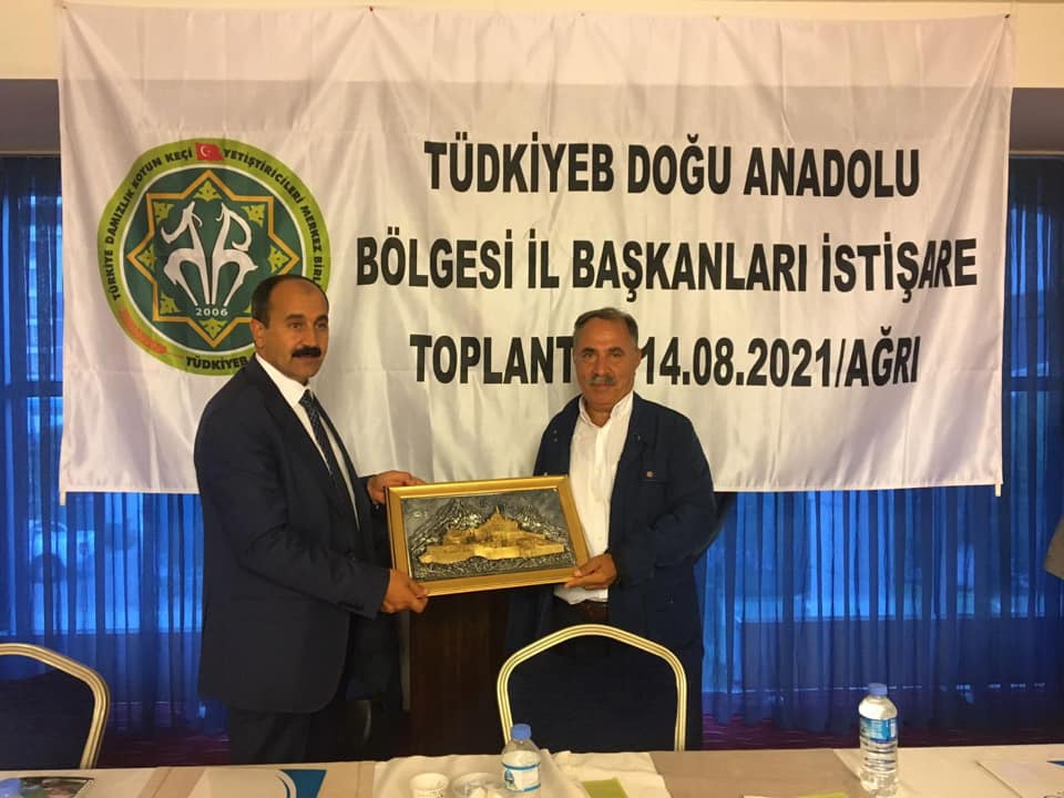 Bir Mehmetnuri Samancı dahil 2 kişi, ayakta duran insanlar ve şunu diyen bir yazı 'A 2006 TÜDKİYEB DOĞU ANADOLU BÃ–LGESİ İL BAŞKANLARI İSTİŞARE TOPLANT 14.08.2021/AĞRI' görseli olabilir