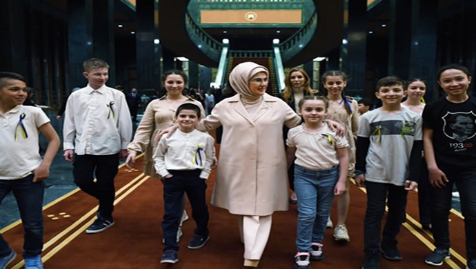 Emine Erdoğan, savaş mağduru Ukraynalı çocuklarla iftarda bir araya geldi