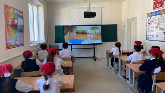 В школах Чечни при поддержке «Единой России» стартовали патриотические киноуроки