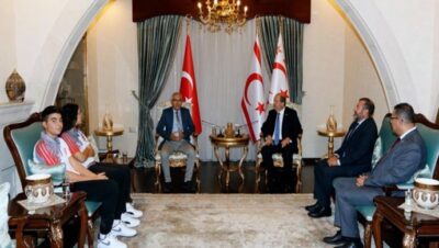 Cumhurbaşkanı Ersin Tatar, Kıbrıs Türk Badminton Federasyonu başkanı ve sporcularını kabul etti