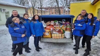 В Ленинградской области активисты «Единой России» передали корма для животных в приюты