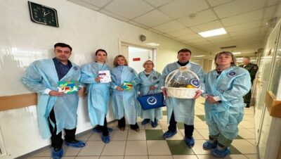 Активисты «Единой России» передали в военный госпиталь в Москве фрукты, сладости и подарки ручной работы