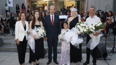 Cumhurbaşkanı Ersin Tatar, “Atatürk’le Yeniden Doğmak Gençlik Konseri” ve tiyatro etkinliğine katıldı