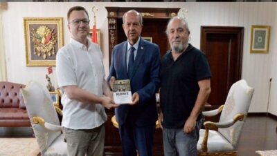 Cumhurbaşkanı Ersin Tatar, Avrupa Konseyi’ndeki “Kıbrıs Tartışmalarını” belgelerle kitaplaştıran Kayhan Karaca ve Prof. Dr. Mehmet Çağlar’ı kabul ederek görüştü