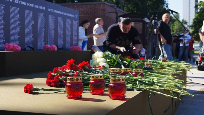 Moskova’da, MGER ve Gönüllü Şirket’ten 1,5 binden fazla aktivist, Donbass’taki savaşın çocuk kurbanlarının anısına saygı duruşunda bulundu